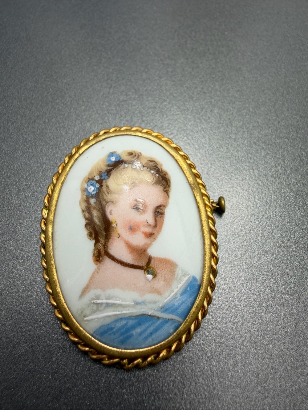 🔥🔥Vintage Limoges Hand-Painted Portrait Cameo Brooch in Gold-Tone #111PO